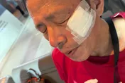背包忘在車廂！劉克襄高鐵電扶梯回衝慘摔　坦言：低級錯誤