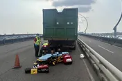高屏大橋黃牌重機追撞大貨車　騎士重創命危送醫不治