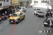 影/新北蘆洲公寓外牆磁磚崩落　路人、計程車險遭砸