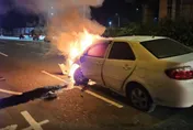 影/高雄男自撞分隔島釀火燒車！駕駛竟肇事落跑　天亮被逮