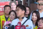 掃街民眾舉「佯瘤」合照鬧場！沈伯洋：我覺得蠻辛苦的