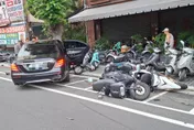 毒駕又酒駕！台中男開賓士失控「連撞28車」釀2傷