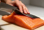 煎鮭魚別急著下鍋！譚敦慈曝「去皮」可少40%重金屬