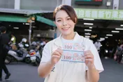 新竹市加倍券開跑！　高虹安親赴果菜市場發券炒熱買氣