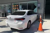 影/苗栗後龍轎車暴衝撞進超商　駕駛誤踩油門釀禍幸無人傷