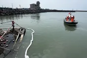 屏東鹽埔漁港深黑油污！疑漁船漏油　海巡吸油棉索成功防堵