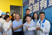 盧秀燕跨海輔選！贈陳振中「調色盤」：澎湖要選出好縣長