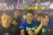 高雄颳起「萬安旋風」！蔣萬安合體柯志恩塞爆六合夜市