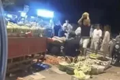 挑水果亂掐遭老闆勸阻！陸男不爽「狂砸10多個西瓜」下場慘了