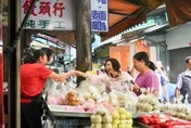 何欣純自稱「菜市仔夫人」傾聽民意　預告沈伯洋9/27現身台中
