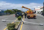 前立委廖國棟台東出車禍！駕車失控衝上分隔島　路燈桿遭猛撞折斷