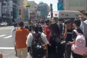 影/台中北區大樓火警！補習班急疏散　疑學生抽菸點燃垃圾桶