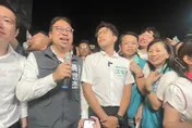 洋流席捲桃園！沈伯洋合體黃世杰　人潮塞爆中壢夜市