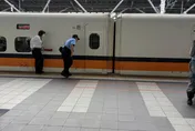 高鐵台南站出事了！旅客滾落月台卡列車下