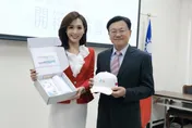 115國慶大會由戴立綱蔡婷育主持！紀念品曝光、抽獎活動起跑了