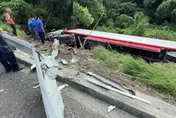 影/國1斗南段半聯結車爆胎翻落邊坡　駕駛奇蹟無傷