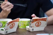 鬍鬚張遭青鳥出征！蔣萬安午餐吃滷肉飯發文力挺