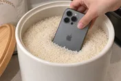 iPhone進水別塞米裡！蘋果列3禁忌　正確急救步驟曝
