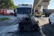 影/悚！桃園新屋機車擦撞貨車起火　19歲男騎士送醫不治
