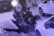恐怖惡鄰！基隆悍翁噪音停車積怨拳毆20歲女　殘暴畫面曝光