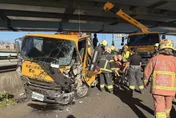新北永安大橋拖吊車自撞車禍　駕駛受困車內送醫搶救