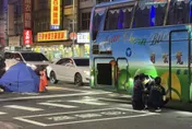高雄三民區機車擦撞遊覽車　女騎士遭輾過當場死亡