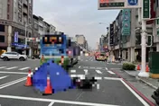 影/高雄三民區機車擦撞遊覽車　女騎士遭輾過當場死亡