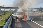 影/國1北斗段休旅車「燒成骨架」　駕駛人間蒸發