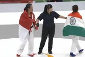 亞運/拒絕握手還痛哭！印度格鬥女將「輕700克」落敗沒風度