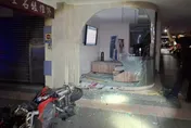 影/三重重機車擦撞賓士噴飛　撞爛牙醫診所店面玻璃