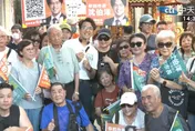沈伯洋回五分埔掃街「親友團來了」！阿嬤讚孫孝順有禮貌