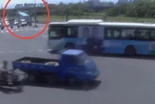 影/新北五股遊覽車撞斷限高架　車頂爆裂波及機車釀1傷