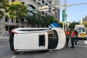 影/北市羅斯福路休旅車撞庇護島　翻覆側躺駕駛受困