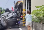 影/彰化田尾前鄉長林文華載妻拜票翻車！熱心民眾急衝現場救人