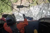 影/中央尖溪山登山客墜谷骨折　黑鷹直升機吊掛救援送醫