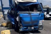 國1苓雅段車禍！貨車碰撞慘變形　10多箱礦泉水散滿地