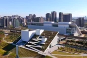 設計展夜間光雕《城市之鏡》亮眼登場！ 建築師山本理顯攜手Sony團隊場勘桃美館　開啟科技與建築對話