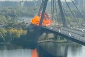德國總理訪問中！基輔「北橋」遭俄無人機狂轟　爆炸四起烈焰沖天