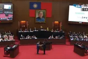 立法院現場送弓箭！王世堅期許卓榮泰：為台灣射「卓揆三箭」