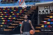NBA/化身澳門破壞之王　獨行俠馬歇爾先扯爛籃框、再坐壞椅子