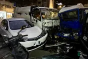 影/新北新店小貨車閃貓失控　衝撞3車釀2傷