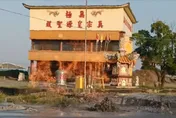 影/國慶日萬丹泥火山多處噴發　村長急點火搶救紅豆田