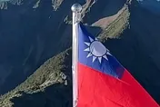 全台最高升旗典禮！玉山北峰今啟用全新國旗　絕美畫面曝