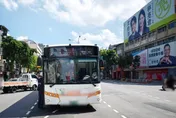 影/北市休旅車側撞公車「保險桿噴飛」　巧在沈伯洋看板前