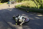 嚇爛！北宜公路大貨車翻覆　警交管被重機撞到送急診