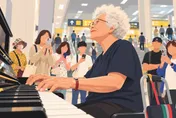 90歲阿嬤台南車站彈《甜蜜變奏曲》旅客寧願改搭下班車