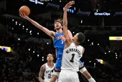 NBA/開幕戰大場面　雷霆長人「遭馬刺後衛放倒」爆衝突
