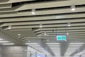 影/尷尬！新台南車站「灑水頭故障」大廳濕答答
