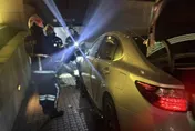 新北淡水某社區停車場車禍　保全遭撞夾困車底