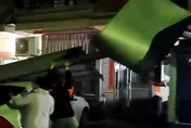 彰化民宅外巨響！遮陽棚連環垮　選舉看板也擋不住了
